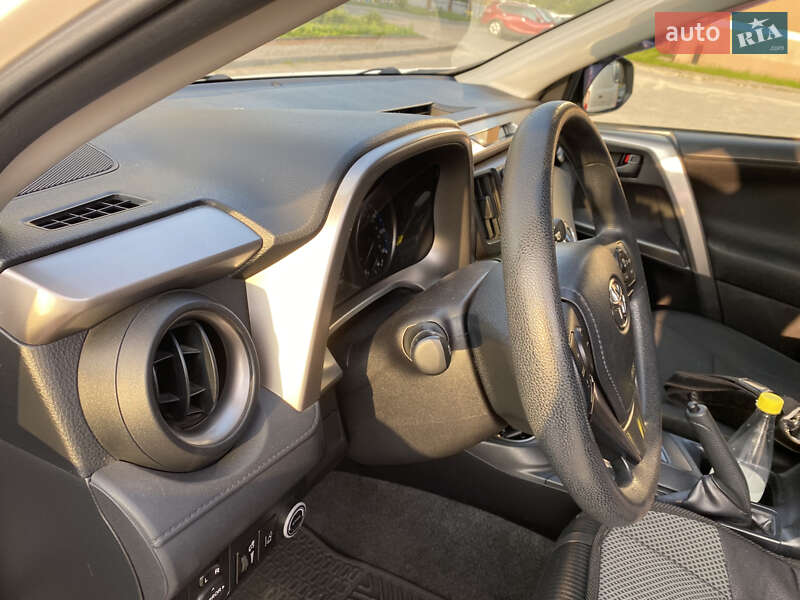 Позашляховик / Кросовер Toyota RAV4 2016 в Рівному