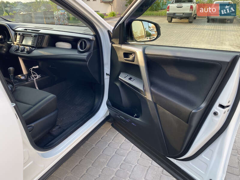 Позашляховик / Кросовер Toyota RAV4 2016 в Рівному