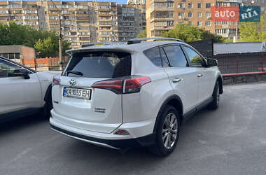 Внедорожник / Кроссовер Toyota RAV4 2017 в 