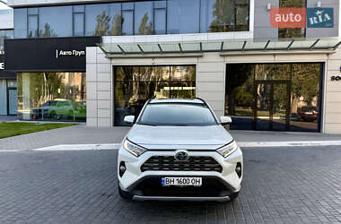 Внедорожник / Кроссовер Toyota RAV4 2019 в 