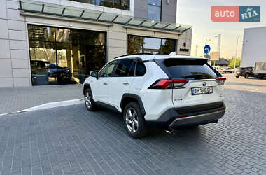 Внедорожник / Кроссовер Toyota RAV4 2019 в 