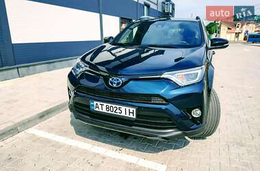 Внедорожник / Кроссовер Toyota RAV4 2017 в Калуше