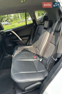 Позашляховик / Кросовер Toyota RAV4 2014 в 