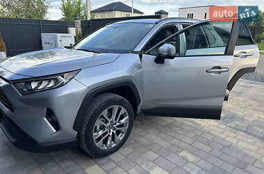 Внедорожник / Кроссовер Toyota RAV4 2021 в Белогородке