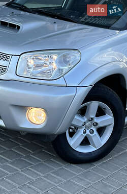 Позашляховик / Кросовер Toyota RAV4 2005 в 