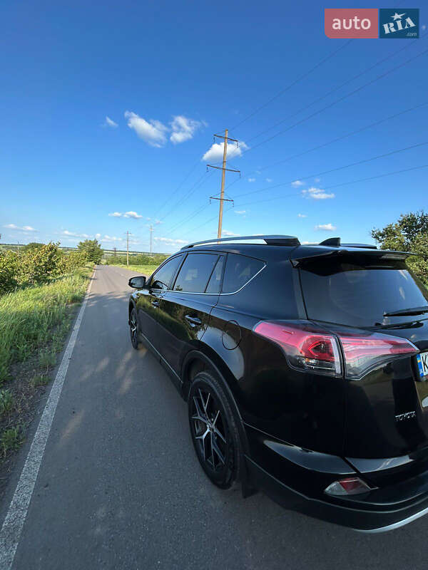 Позашляховик / Кросовер Toyota RAV4 2017 в Дніпрі
