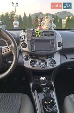 Внедорожник / Кроссовер Toyota RAV4 2012 в 