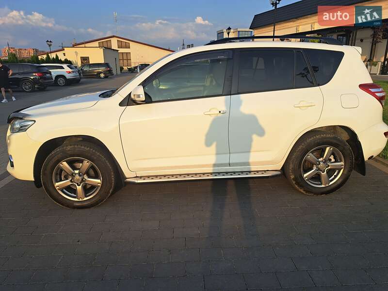 Внедорожник / Кроссовер Toyota RAV4 2012 в 