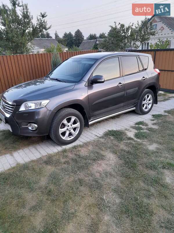 Внедорожник / Кроссовер Toyota RAV4 2011 в Звягеле