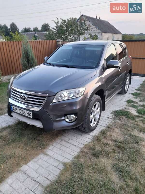 Внедорожник / Кроссовер Toyota RAV4 2011 в Звягеле