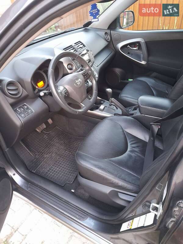 Внедорожник / Кроссовер Toyota RAV4 2011 в Звягеле