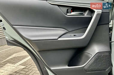 Внедорожник / Кроссовер Toyota RAV4 2020 в 