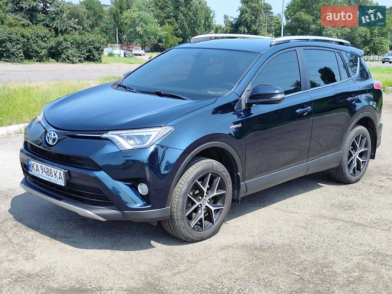 Внедорожник / Кроссовер Toyota RAV4 2017 в 