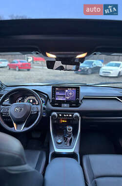 Внедорожник / Кроссовер Toyota RAV4 2020 в 