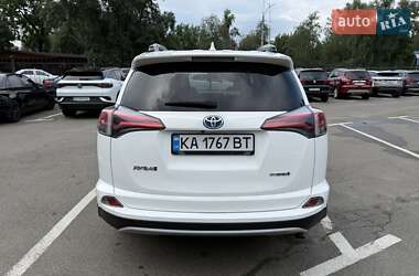 Внедорожник / Кроссовер Toyota RAV4 2018 в 