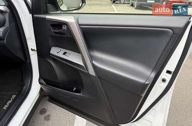 Внедорожник / Кроссовер Toyota RAV4 2018 в 