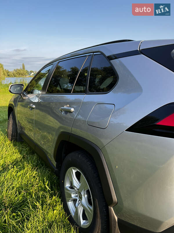 Внедорожник / Кроссовер Toyota RAV4 2021 в Сквире