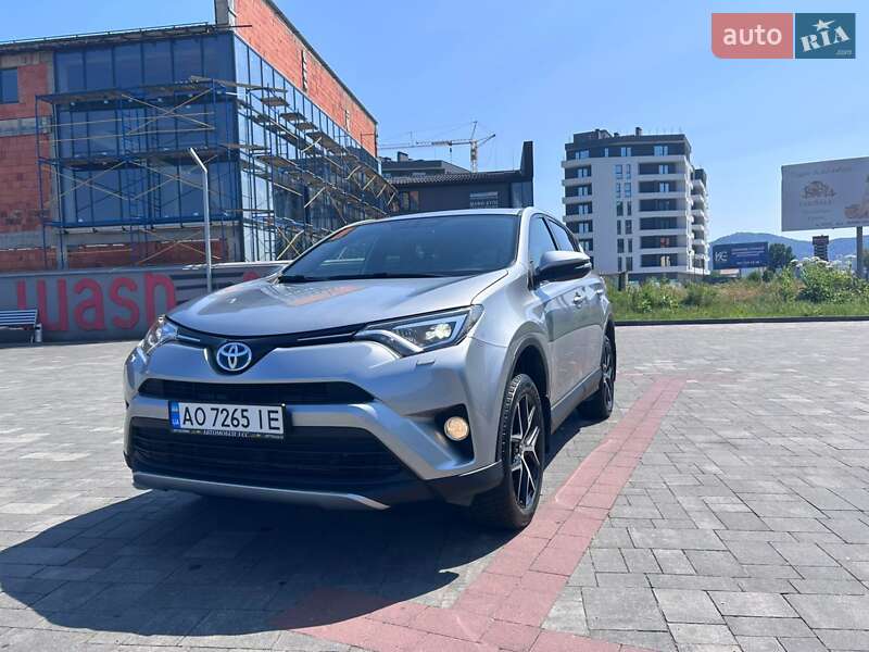 Позашляховик / Кросовер Toyota RAV4 2017 в Хусті