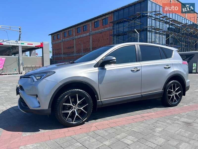 Позашляховик / Кросовер Toyota RAV4 2017 в Хусті