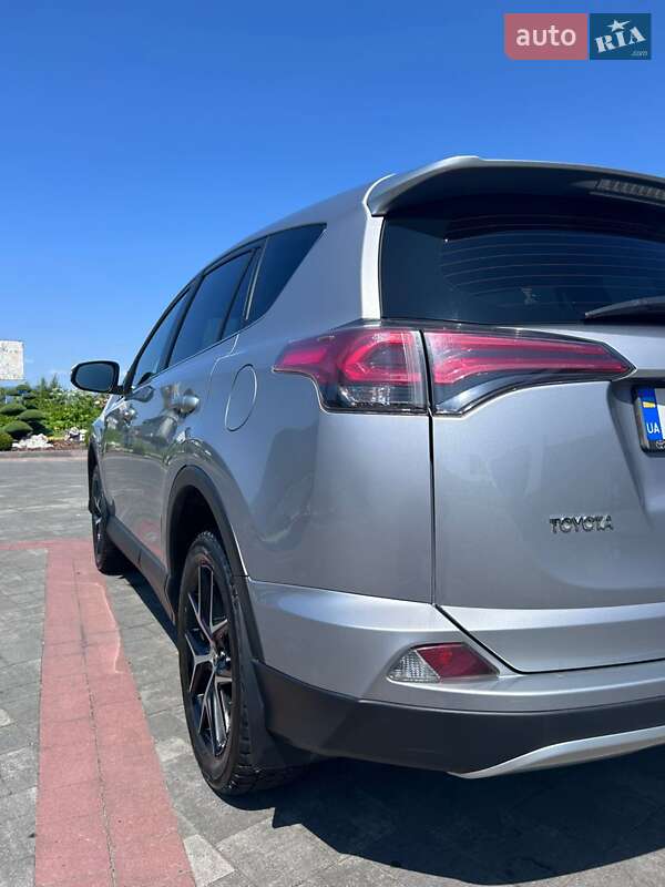 Позашляховик / Кросовер Toyota RAV4 2017 в Хусті