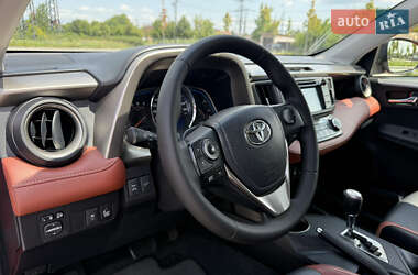 Внедорожник / Кроссовер Toyota RAV4 2015 в 