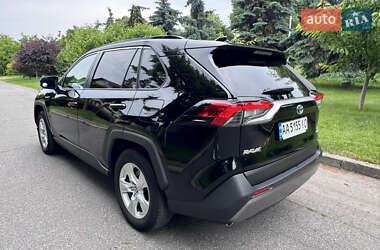 Позашляховик / Кросовер Toyota RAV4 2021 в 