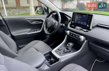Позашляховик / Кросовер Toyota RAV4 2021 в 