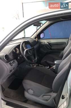 Позашляховик / Кросовер Toyota RAV4 2003 в 