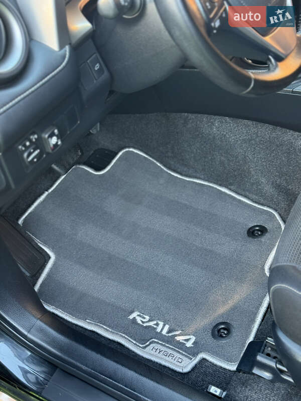 Внедорожник / Кроссовер Toyota RAV4 2017 в Ровно