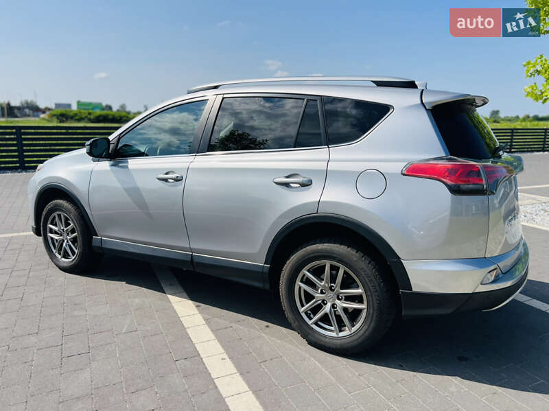 Внедорожник / Кроссовер Toyota RAV4 2017 в Мукачево