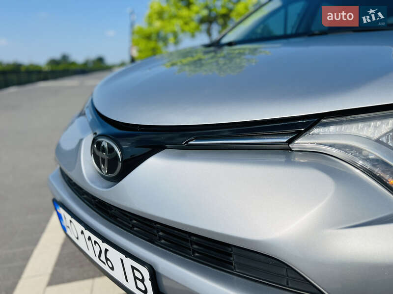 Внедорожник / Кроссовер Toyota RAV4 2017 в Мукачево