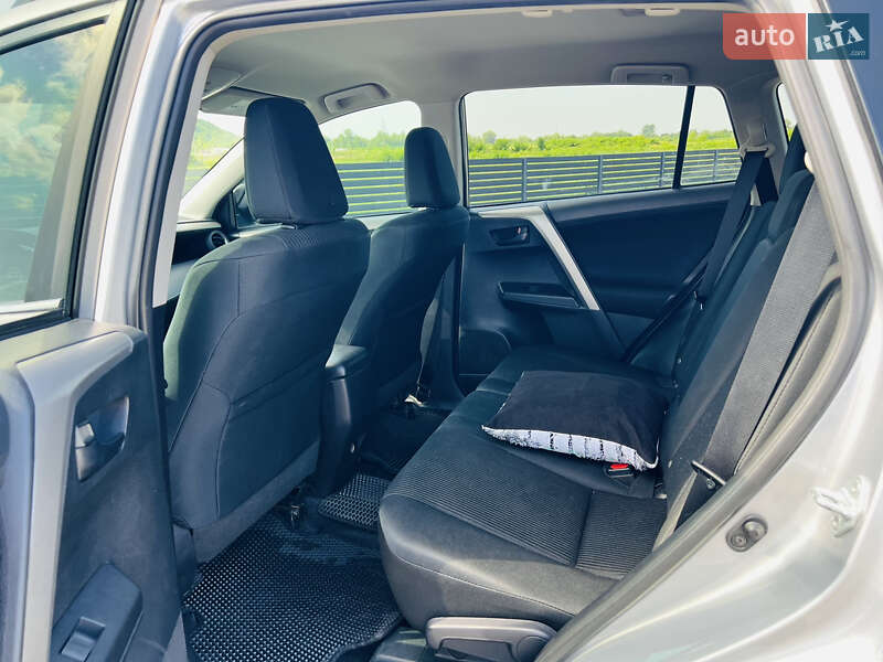 Внедорожник / Кроссовер Toyota RAV4 2017 в Мукачево