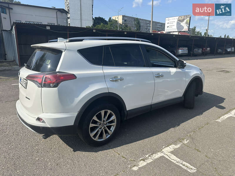 Внедорожник / Кроссовер Toyota RAV4 2016 в Киеве