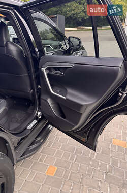 Внедорожник / Кроссовер Toyota RAV4 2020 в 