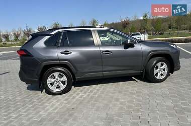 Позашляховик / Кросовер Toyota RAV4 2020 в 