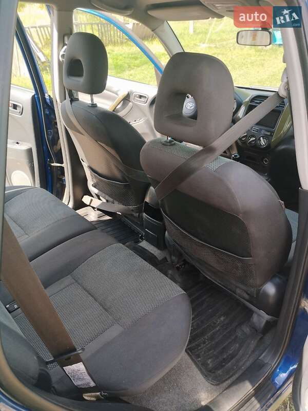 Позашляховик / Кросовер Toyota RAV4 2003 в Ізюмі