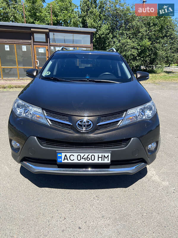 Позашляховик / Кросовер Toyota RAV4 2015 в  фото Позашляховик / Кросовер Toyota RAV4 2015 в
