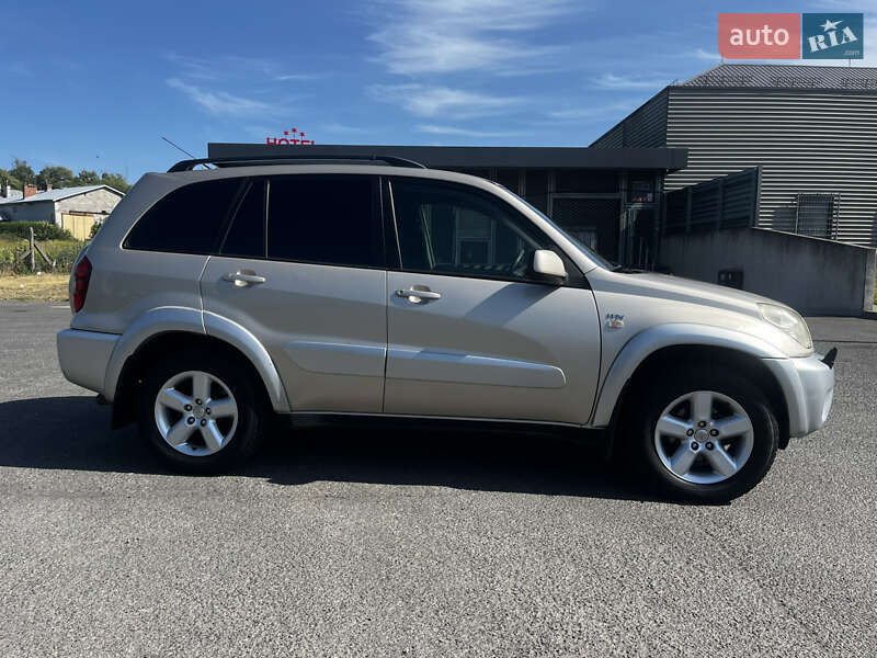 Внедорожник / Кроссовер Toyota RAV4 2004 в Виннице
