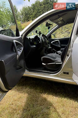 Позашляховик / Кросовер Toyota RAV4 2005 в 