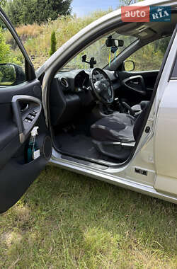 Позашляховик / Кросовер Toyota RAV4 2005 в 