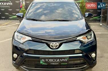 Позашляховик / Кросовер Toyota RAV4 2017 в 