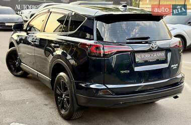 Позашляховик / Кросовер Toyota RAV4 2017 в 