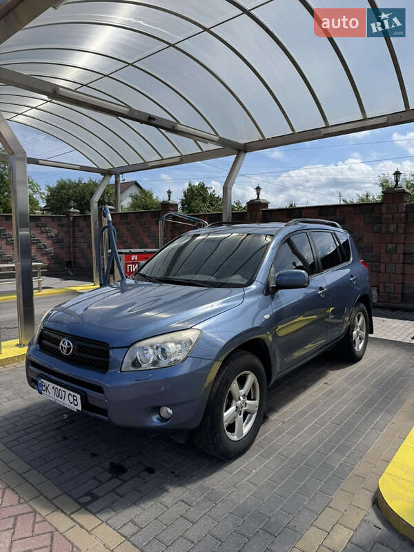 Внедорожник / Кроссовер Toyota RAV4 2008 в Ровно