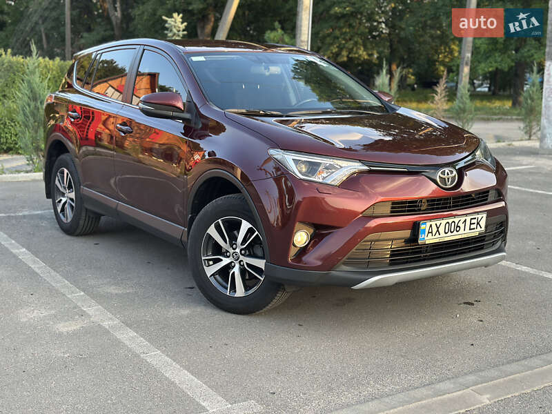 Позашляховик / Кросовер Toyota RAV4 2016 в 