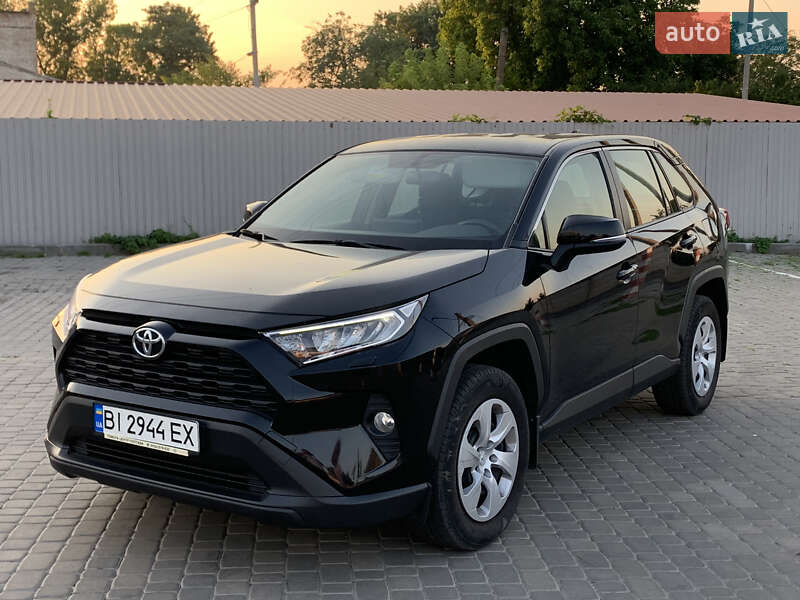 Позашляховик / Кросовер Toyota RAV4 2020 в 