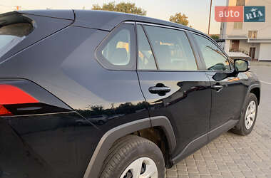 Позашляховик / Кросовер Toyota RAV4 2020 в 