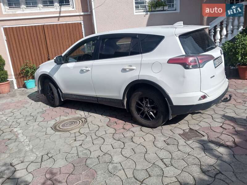 Позашляховик / Кросовер Toyota RAV4 2017 в Тячеві