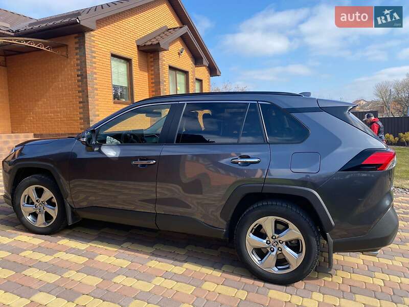 Внедорожник / Кроссовер Toyota RAV4 2020 в Киеве