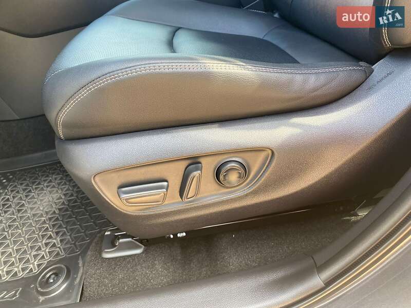 Внедорожник / Кроссовер Toyota RAV4 2020 в Киеве