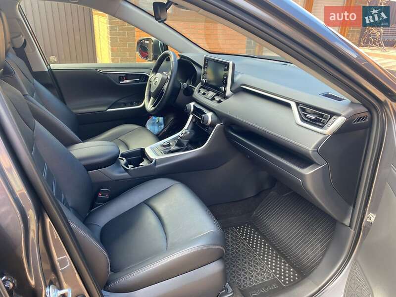 Внедорожник / Кроссовер Toyota RAV4 2020 в Киеве
